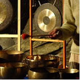 Spielen der Klangschalen im Plattenberg